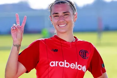 Antes de que se cerrarán los registros, un equipo del circuito rosa le dio las gracias a una de sus jugadoras.