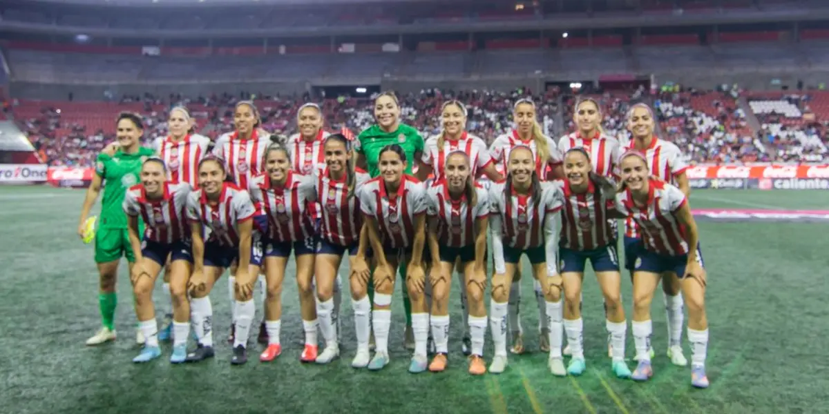 Cuatro jugadoras del conjunto rojiblanco amadrinaron a las graduadas de un internado.