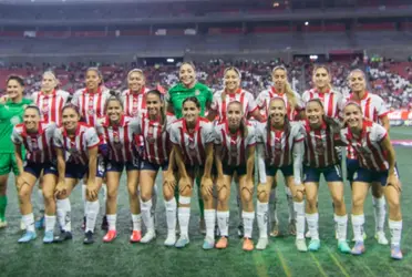 Cuatro jugadoras del conjunto rojiblanco amadrinaron a las graduadas de un internado.