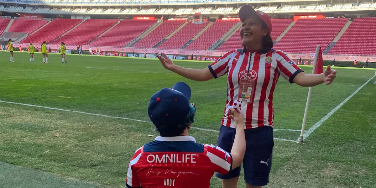 Dos aficionadas del Rebaño cumplieron su sueño en la cancha del Akron.