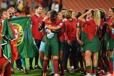 El astro portugués e histórico del futbol y su Selección, felicitó al conjunto femenino.