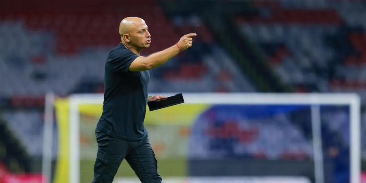 El estratega de las Águilas se pronunció en contra del acoso que reciben sus jugadoras.