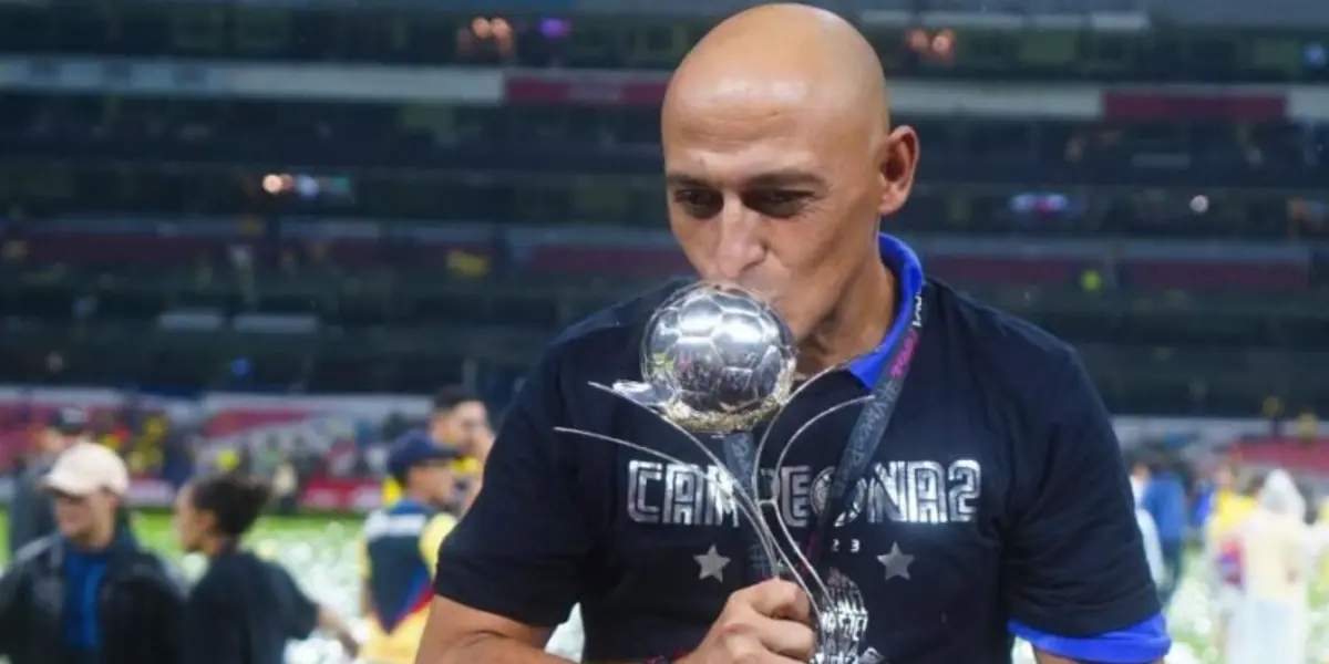 El estratega desmintió los rumores que se han dado sobre la llegada de algunas jugadoras.