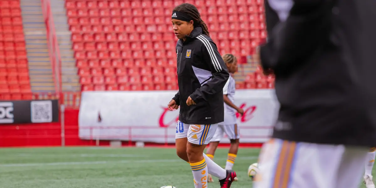 Esta noche es especial para la jugadora del conjunto felino debido a que llegó a medio centenar de anotaciones.