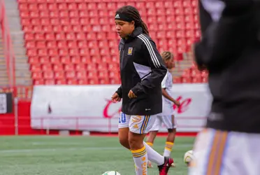 Esta noche es especial para la jugadora del conjunto felino debido a que llegó a medio centenar de anotaciones.