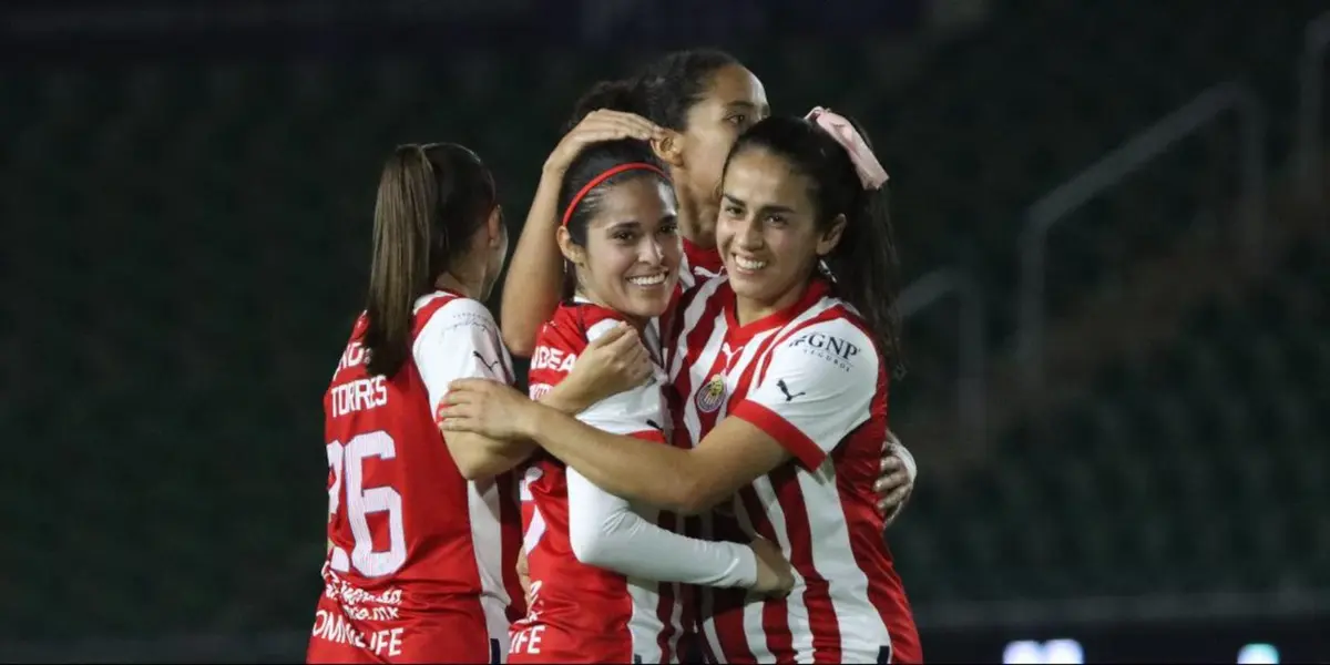 Hay un aficionado que se ha robado la atención con sus peculiares porras en los partidos.