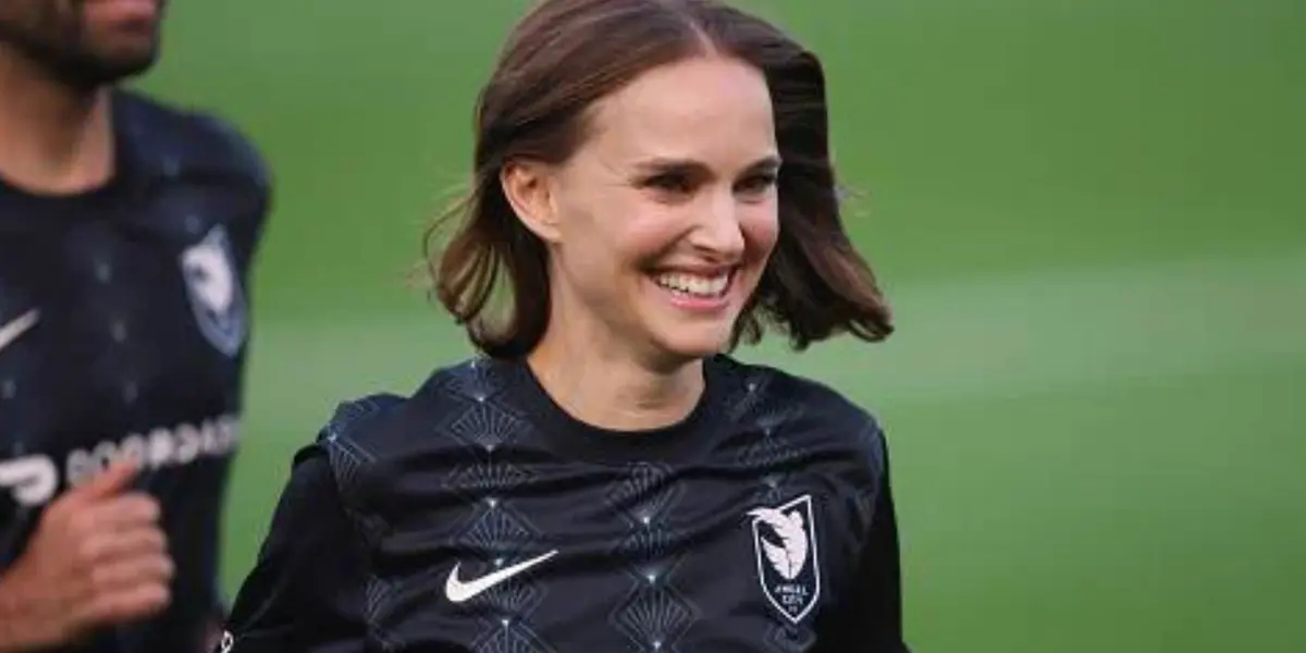 La actriz y copropietaria del equipo estadounidense femenino Angel City ha hecho grandes cosas por el futbol femenino.