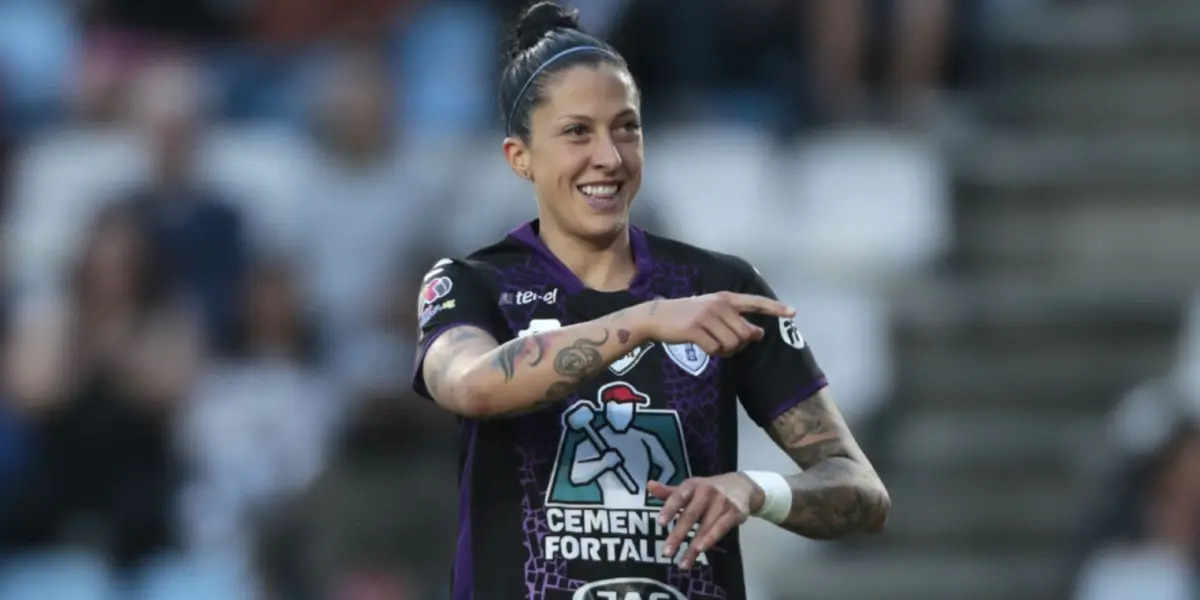 La delantera de las Tuzas no puede ocultar su emoción por llenar el álbum.