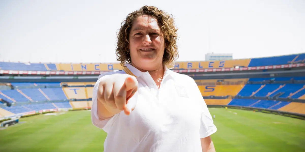 La estratega ya portó la camiseta auriazul en su presentación oficial.