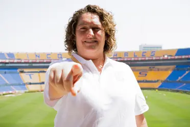 La estratega ya portó la camiseta auriazul en su presentación oficial.