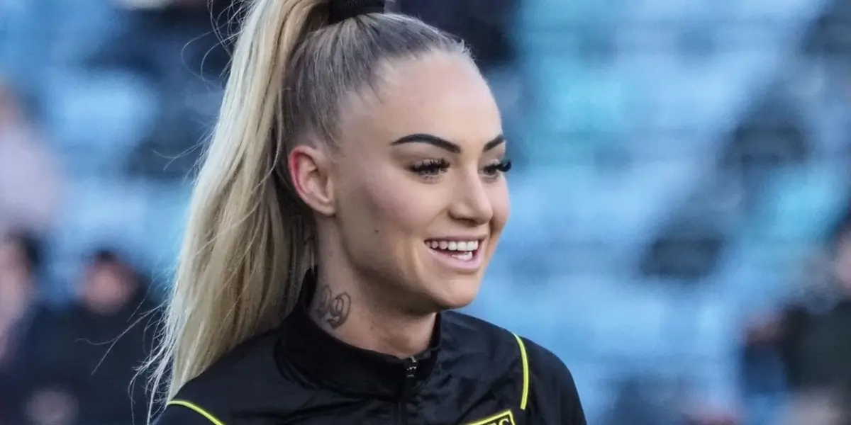 La futbolista más popular del mundo en las redes sociales, sufrió acoso y un jugador la defendió.