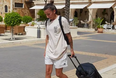 La futbolista se resintió de su lesión y tuvo que abandonar la concentración.