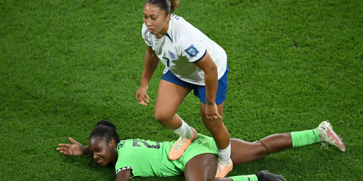 La imagen le dio la vuelta al mundo, luego de que la figura de Inglaterra pisó a su rival a propósito.