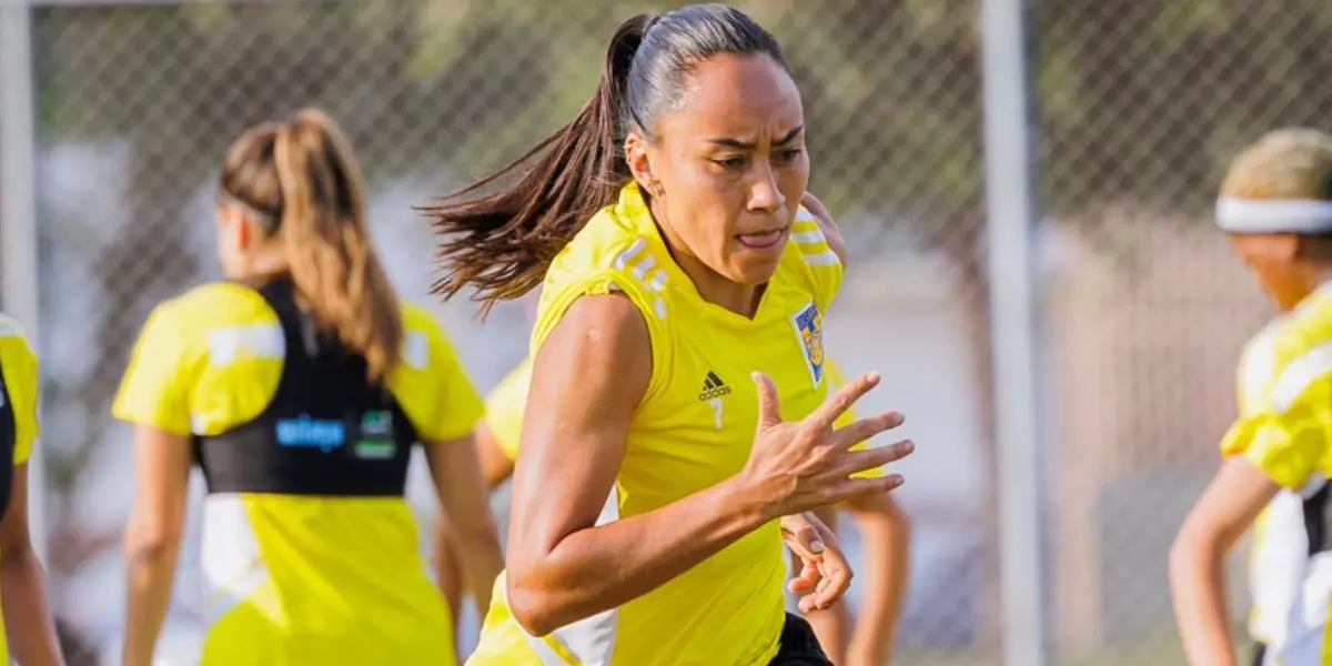 La jugadora de las Amazonas apoyó a sus compañeros en su debut en el nuevo certamen.