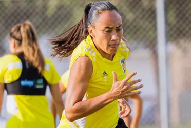 La jugadora de las Amazonas apoyó a sus compañeros en su debut en el nuevo certamen.