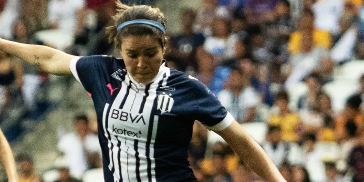 La jugadora de Rayadas interrumpió la transmisión para pedir salvaguardar a sus perritos.