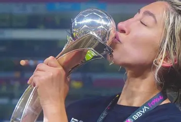 La jugadora del América se hizo una fijación de orejas.