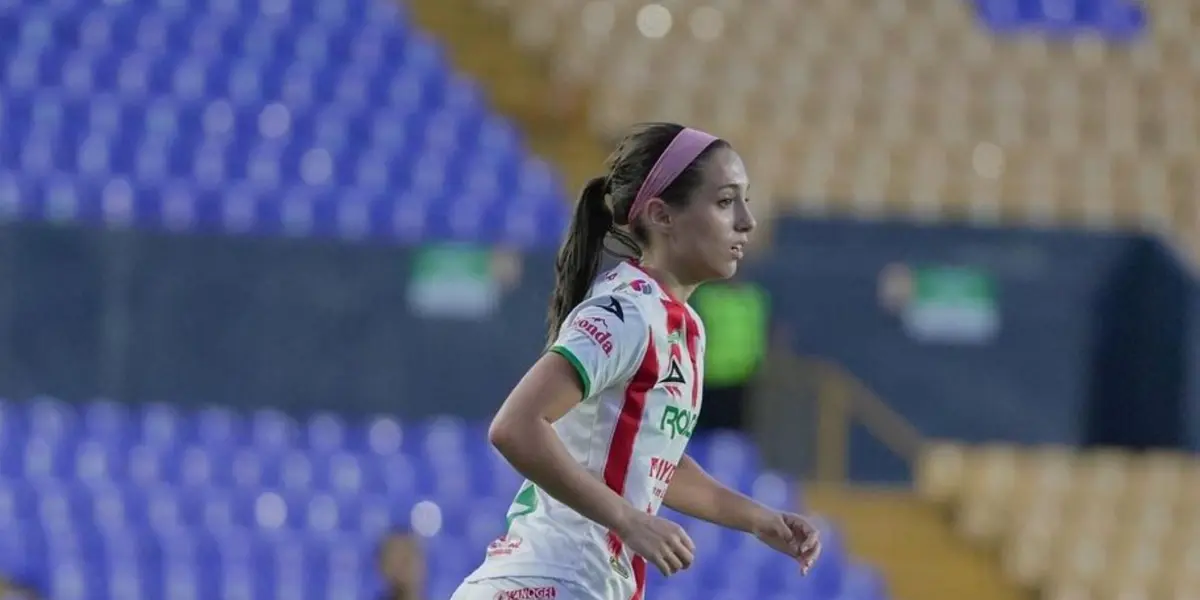 La jugadora del circuito rosa “echó la reta” en la calle con unos niños.