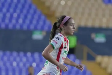 La jugadora del circuito rosa “echó la reta” en la calle con unos niños.