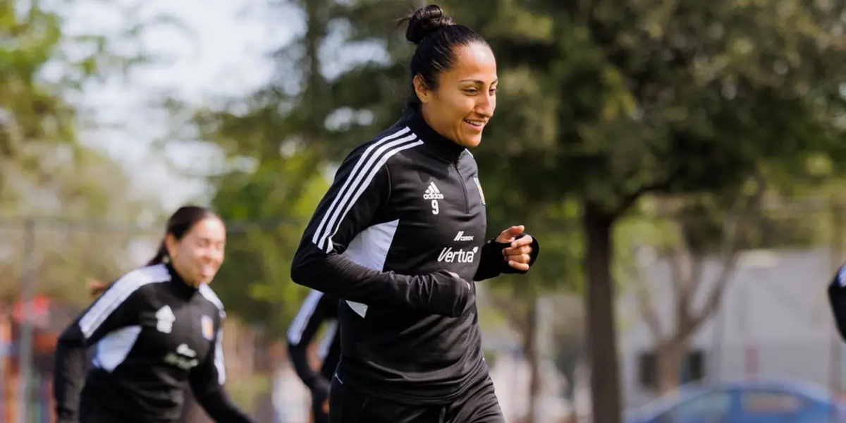 La jugadora del conjunto felino salió del terreno de juego por lesión.