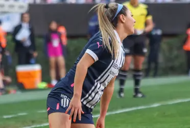 La jugadora del conjunto regio se llevó un fuerte golpe durante el partido.