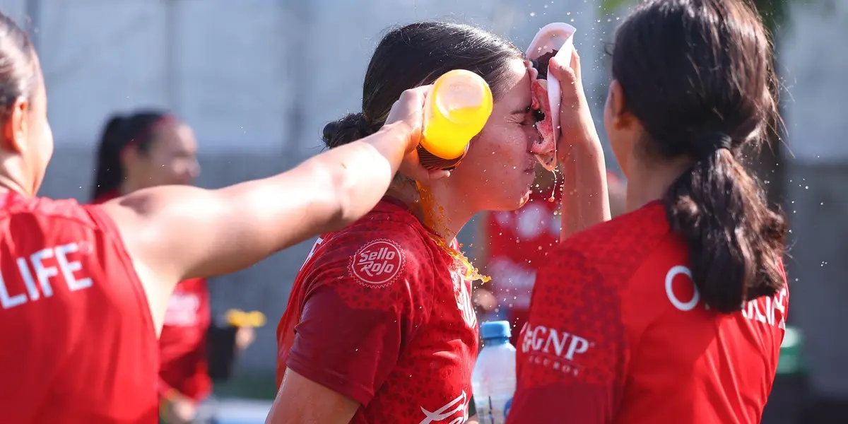 La jugadora del conjunto rojiblanco recibido esta sorpresa por parte de sus compañeras.