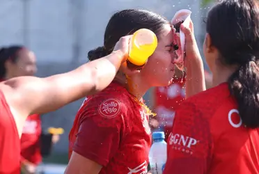 La jugadora del conjunto rojiblanco recibido esta sorpresa por parte de sus compañeras.