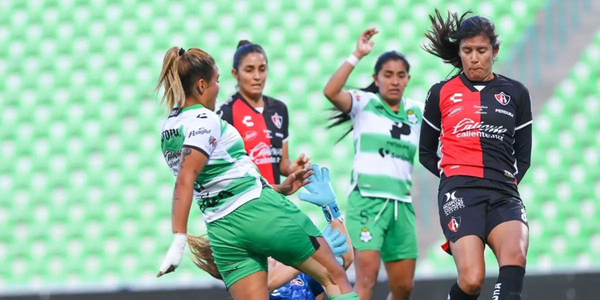 La jugadora del conjunto rojinegro continuó en el terreno de juego a pesar de la escalofriante lesión.