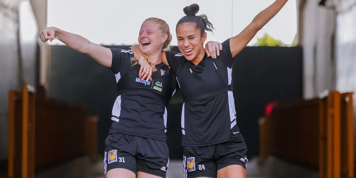 La jugadora disfrutó de canciones de algunos grupos regios en una entrevista.