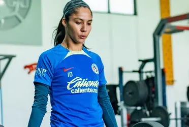 La jugadora encendió las alarmas durante el partido al salir en camilla.