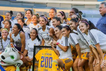 La jugadora fue reconocida por llegar a los 200 partidos con el conjunto felino.