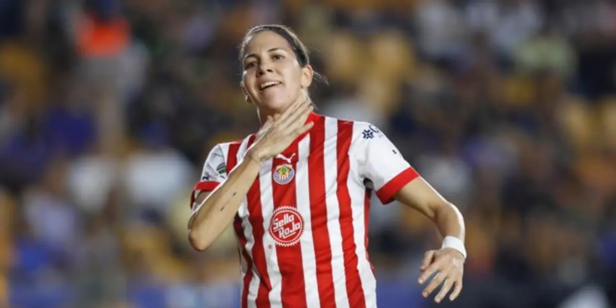 La jugadora ha mostrado su fanatismo por el boxeador mexicano y asistió al Akron.