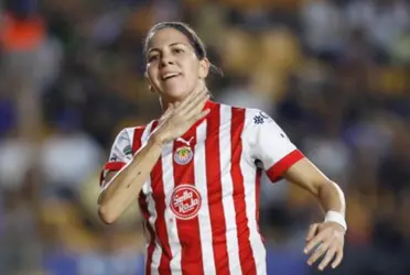 La jugadora ha mostrado su fanatismo por el boxeador mexicano y asistió al Akron.