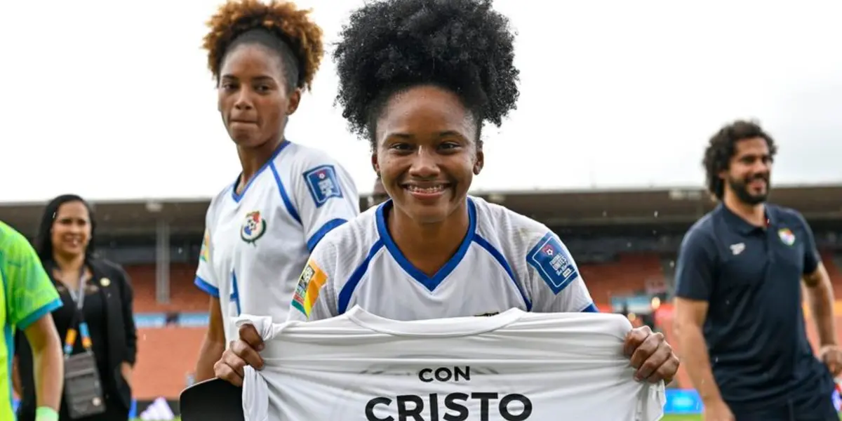 La jugadora hizo historia junto con su equipo al clasificar por primera vez a una justa mundialista.