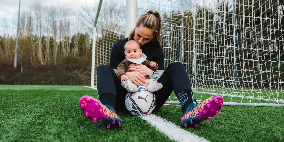 La jugadora islandesa consiguió la primera sentencia a favor de la maternidad.