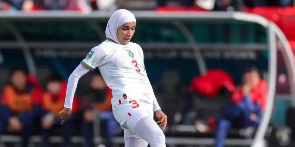 La jugadora marroquí hizo historia al convertirse en la primera futbolista en usarlo en un Mundial.