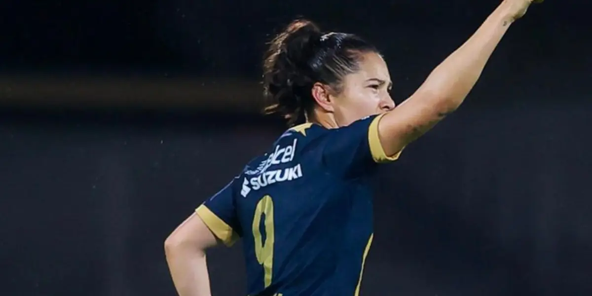 La jugadora universitaria aumentó su récord en ser la máxima goleadora de la competencia.