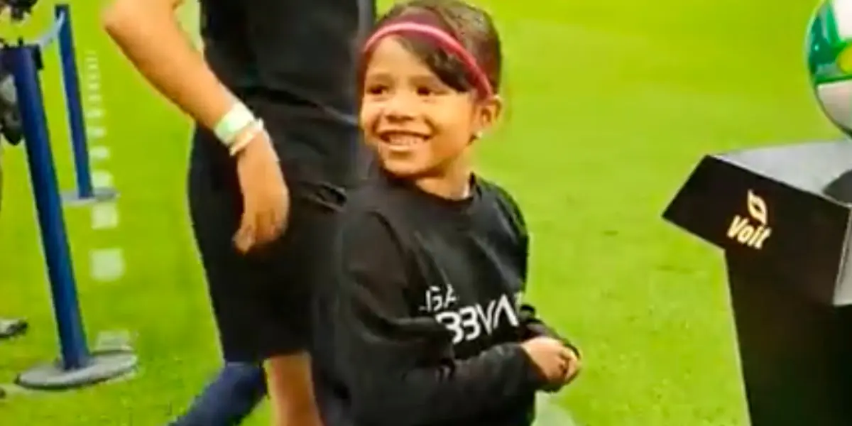 La pequeña aficionada pudo cumplir su sueño gracias al apoyo del club.