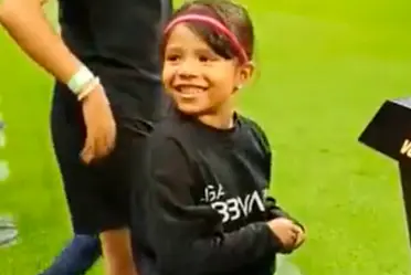 La pequeña aficionada pudo cumplir su sueño gracias al apoyo del club.
