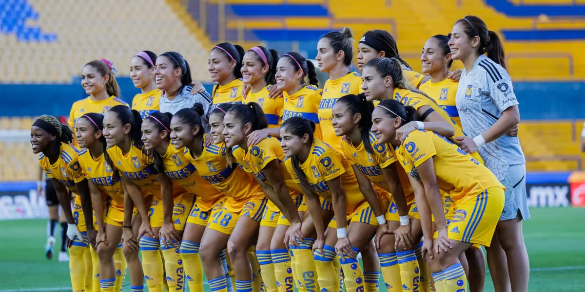 Las jugadoras del conjunto felino festejaron el título varonil del club.