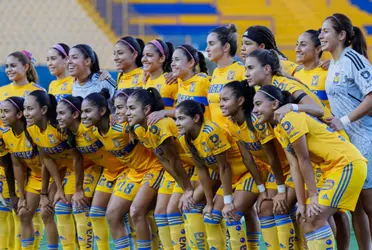 Las jugadoras del conjunto felino festejaron el título varonil del club.