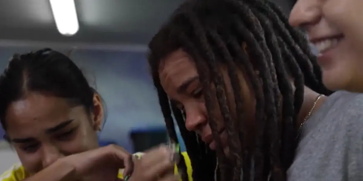 Las jugadoras del conjunto felino se despidieron de Fishel y conmovieron a los aficionados.