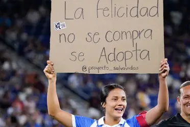 Las regias dieron un importante mensaje en la ceremonia de protocolo del partido.