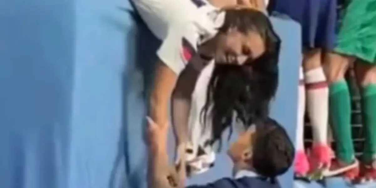 Los jugadores de las Águilas celebraron el título del jugador con un romántico momento.