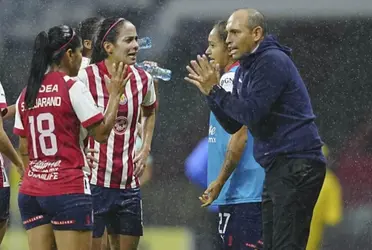 Muchas de las jugadoras se despidieron del ex director técnico del Rebaño.