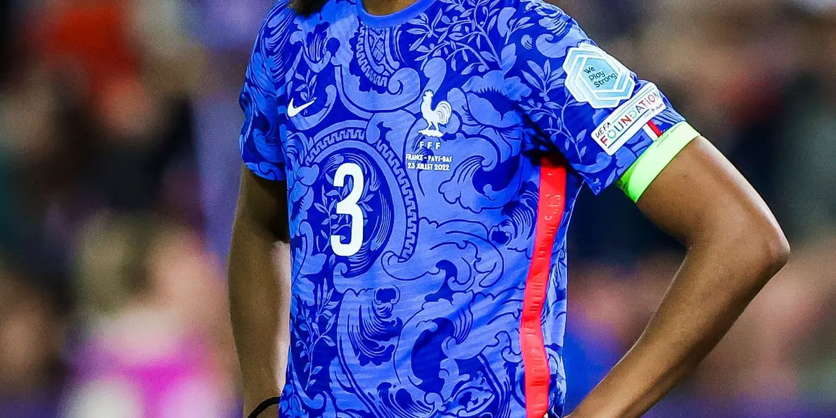 Una jugadora más en el futbol femenil de todo el mundo protesta contra el sistema.