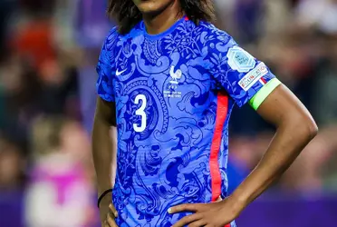 Una jugadora más en el futbol femenil de todo el mundo protesta contra el sistema.